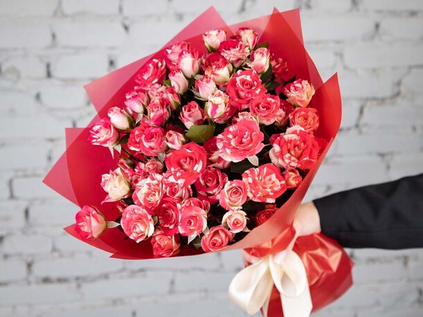 Букет 9 кустовых роз фаер воркс 50 см, артикул F1207605 - 3297 рублей, доставка по городу. Flawery - доставка цветов