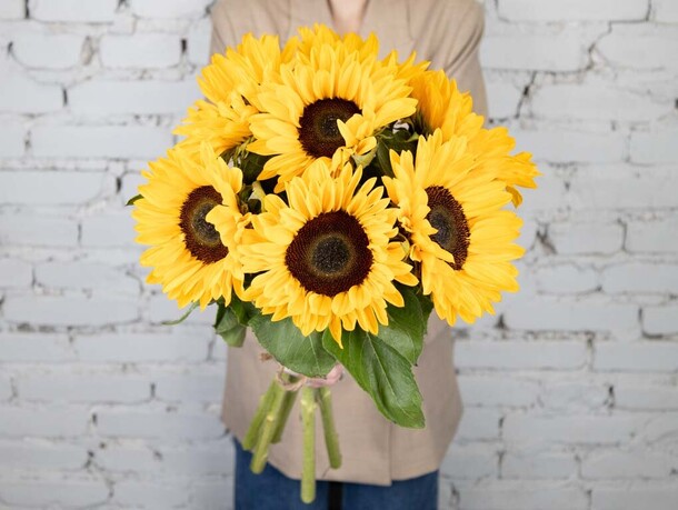 Букет 7 подсолнухов, артикул F1209798 - 3190 рублей, доставка по городу. Flawery - доставка цветов