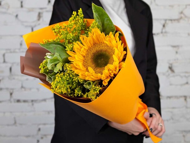 Букет подсолнух с солидаго мини, артикул F1211978 - 2175 рублей, доставка по городу. Flawery - доставка цветов