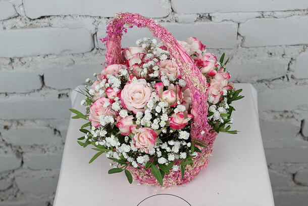 Композиция кустовая роза с гипсофилой в корзине, артикул F1224737 - 2355 рублей, доставка по городу. Flawery - доставка цветов