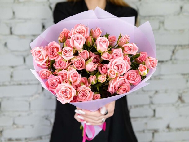 Букет 9 кустовых розовых роз, артикул F1242887 - 3290 рублей, доставка по городу. Flawery - доставка цветов