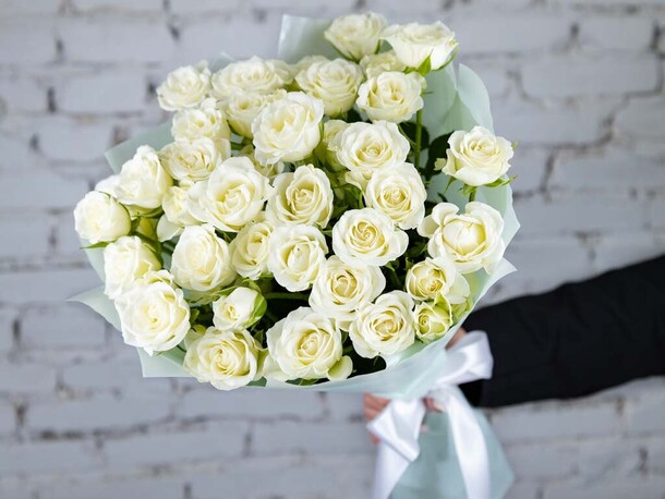 Букет 9 кустовых белых роз, артикул F1242902 - 3290 рублей, доставка по городу. Flawery - доставка цветов