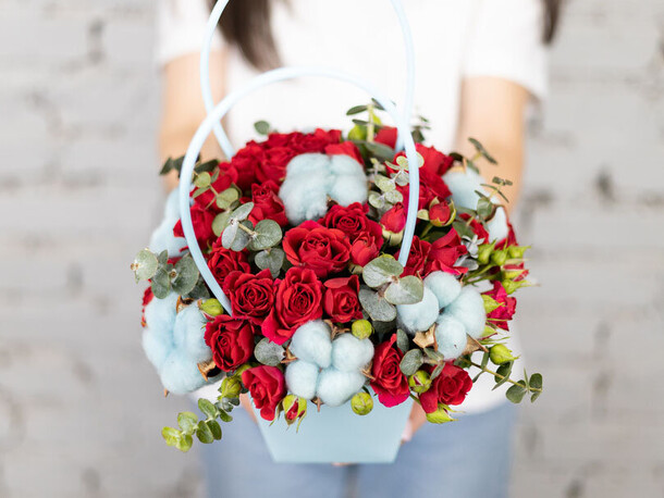 Композиция кустовая роза с хлопком, артикул F1242927 - 3990 рублей, доставка по городу. Flawery - доставка цветов