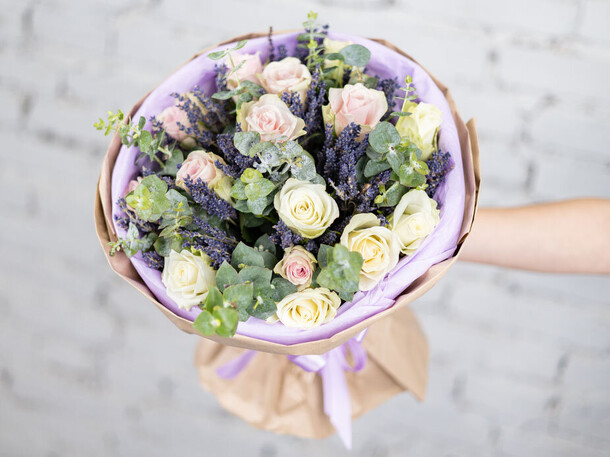 Букет 15 роз с лавандой в упаковке, артикул F1242933 - 4124 рублей, доставка по городу. Flawery - доставка цветов
