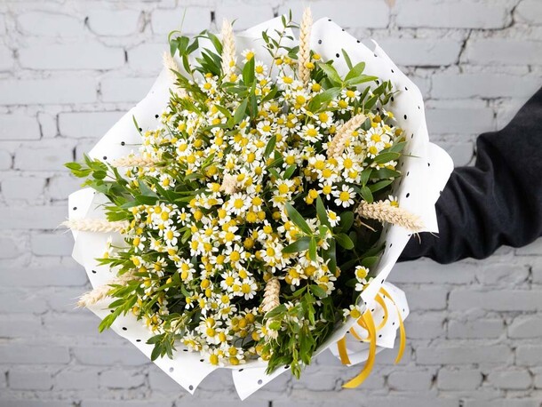 Букет 25 ромашек с пшеницей, артикул F1242974 - 9083 рублей, доставка по городу. Flawery - доставка цветов