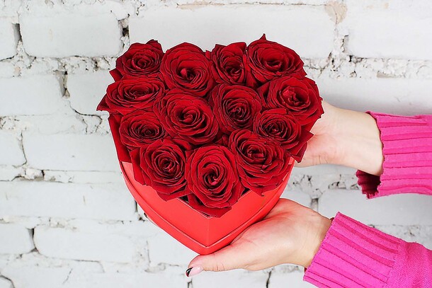 Композиция 13 роз в красной коробке сердце, артикул F1245776 - 2718 рублей, доставка по городу. Flawery - доставка цветов