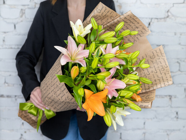 Букет 9 лилий микс, артикул F1245849 - 4091 рублей, доставка по городу. Flawery - доставка цветов