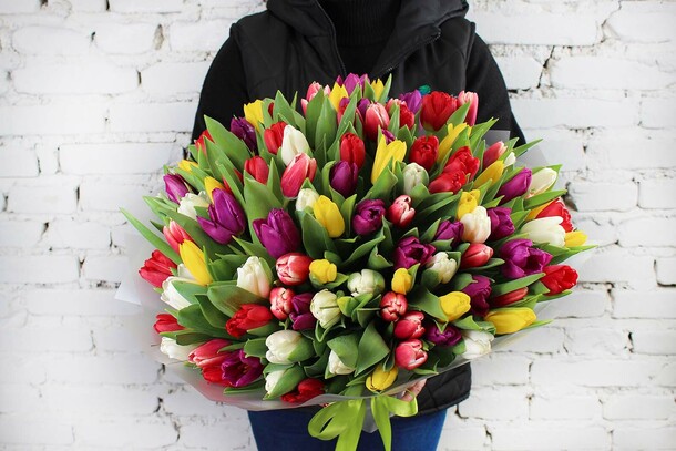 Букет 101 тюльпан микс в упаковке, артикул F1249255 - 17347 рублей, доставка по городу. Flawery - доставка цветов
