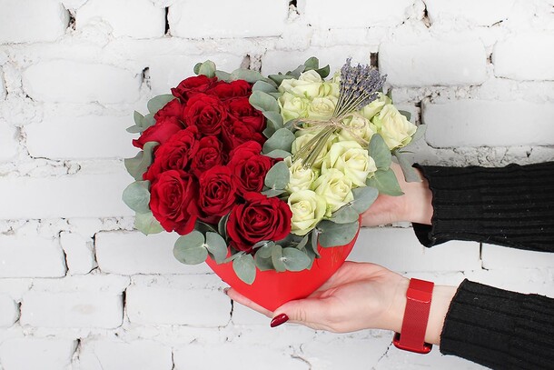 Композиция две половинки, артикул F1249436 - 5489 рублей, доставка по городу. Flawery - доставка цветов