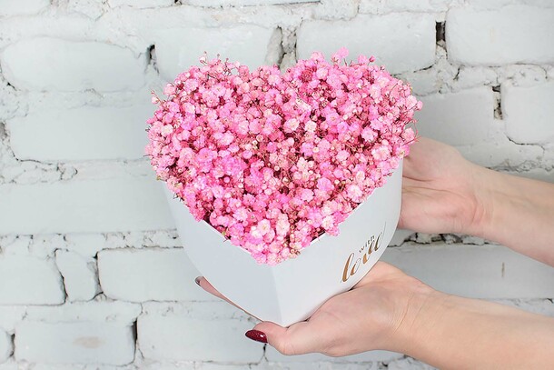 Композиция розовое сердце из гипсофилы., артикул F1250539 - 3289 рублей, доставка по городу. Flawery - доставка цветов