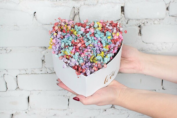 Композиция радужное сердце из гипсофилы., артикул F1250540 - 3289 рублей, доставка по городу. Flawery - доставка цветов