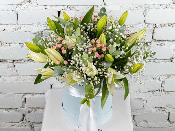 Композиция лилии в раю, артикул F1252535 - 9229 рублей, доставка по городу. Flawery - доставка цветов