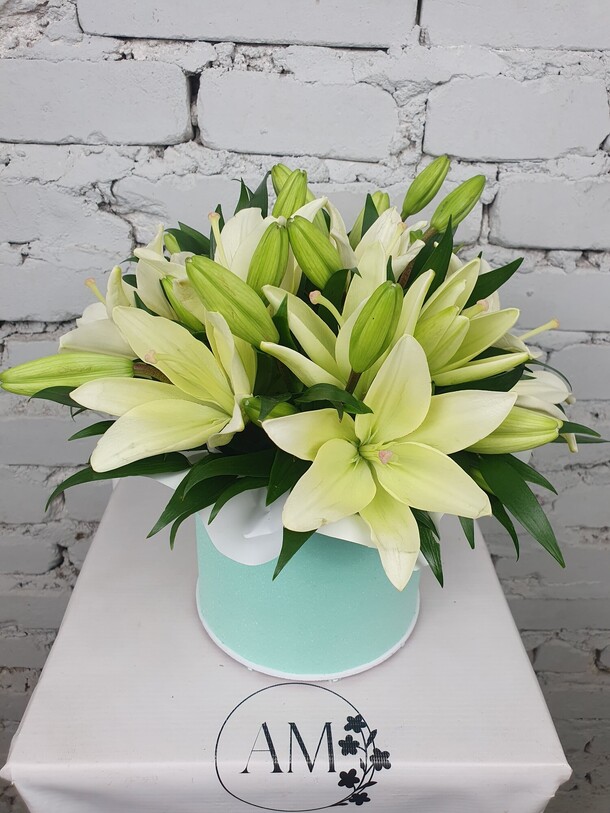 Композиция 5 белых азиатских лилий в коробке, артикул F1253112 - 3794 рублей, доставка по городу. Flawery - доставка цветов