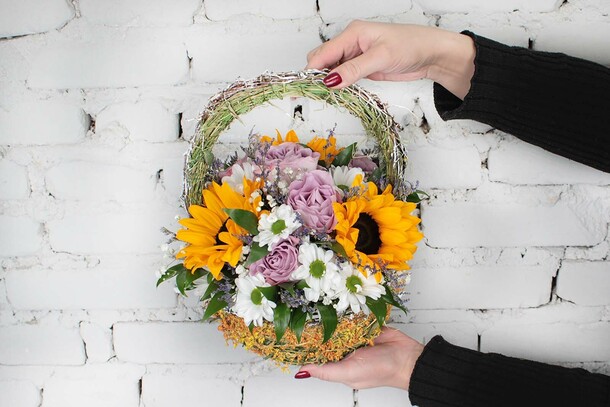 Композиция цветущая лужайка, артикул F1253172 - 4719 рублей, доставка по городу. Flawery - доставка цветов