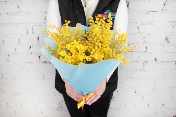 Букет мимоза в голубой упаковке, артикул F1258533 - 2042 рублей, доставка по городу. Flawery - доставка цветов