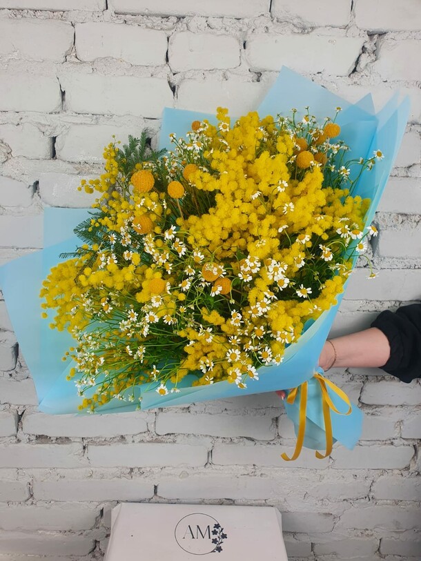 Букет мимоза с ромашками, артикул F1258859 - 11649 рублей, доставка по городу. Flawery - доставка цветов