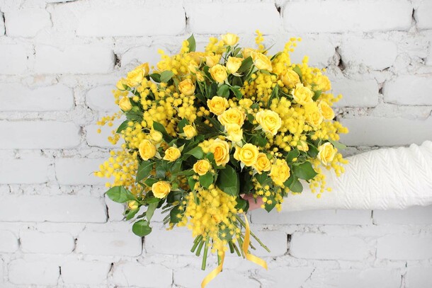 Букет мимоза с желтой кустовой розой, артикул F1258988 - 6589 рублей, доставка по городу. Flawery - доставка цветов