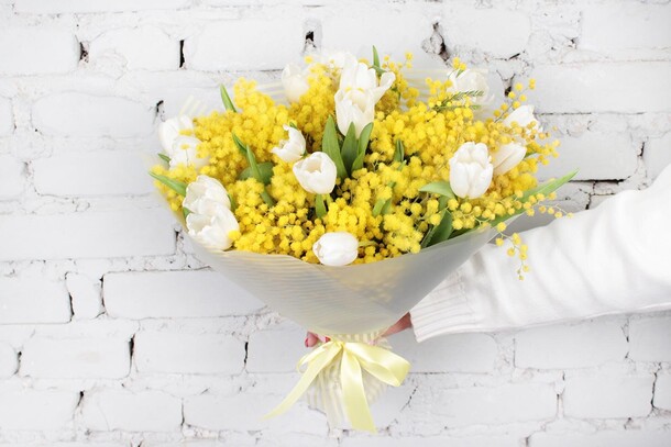 Букет 15 белых тюльпанов с мимозой, артикул F1259141 - 6040 рублей, доставка по городу. Flawery - доставка цветов