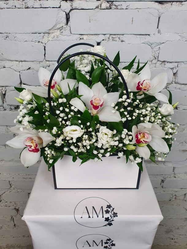 Композиция из орхидей "белые ночи", артикул F1259184 - 3408 рублей, доставка по городу. Flawery - доставка цветов