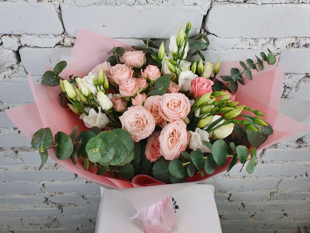 Букет пионовидная роза с эустомой, артикул F1281608 - 4791 рублей, доставка по городу. Flawery - доставка цветов