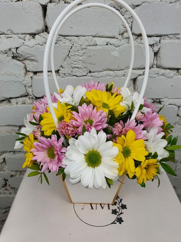 Композиция кустовая хризантема микс в декоративном пакете, артикул F1285497 - 1590 рублей, доставка по городу. Flawery - доставка цветов