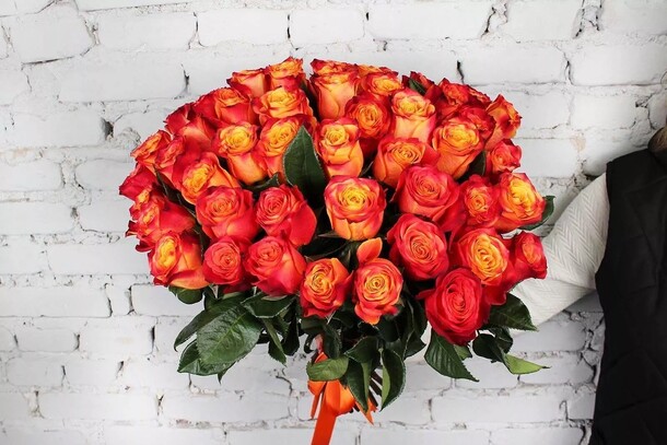 Букет 49 роз атомик эквадор, артикул F1307915 - 6990 рублей, доставка по городу. Flawery - доставка цветов