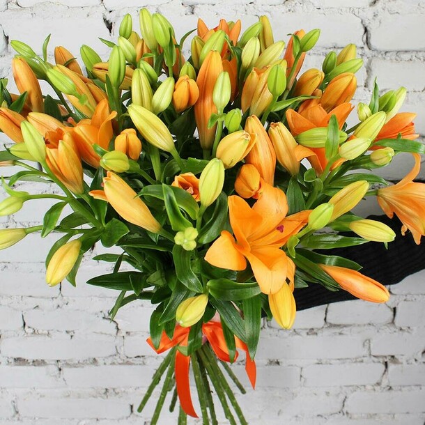 Букет 19 оранжевых лилий, артикул F1311078 - 8256 рублей, доставка по городу. Flawery - доставка цветов
