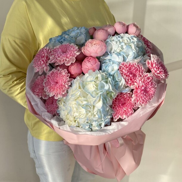 Букет с гортензией и кустовой розой, артикул F1502933 - 8529 рублей, доставка по городу. Flawery - доставка цветов