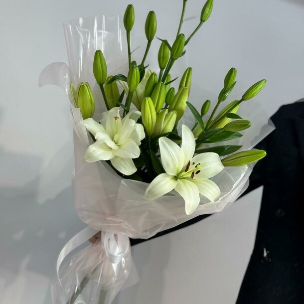 Букет из белых лилий 🤍, артикул F1503073 - 4364 рублей, доставка по городу. Flawery - доставка цветов