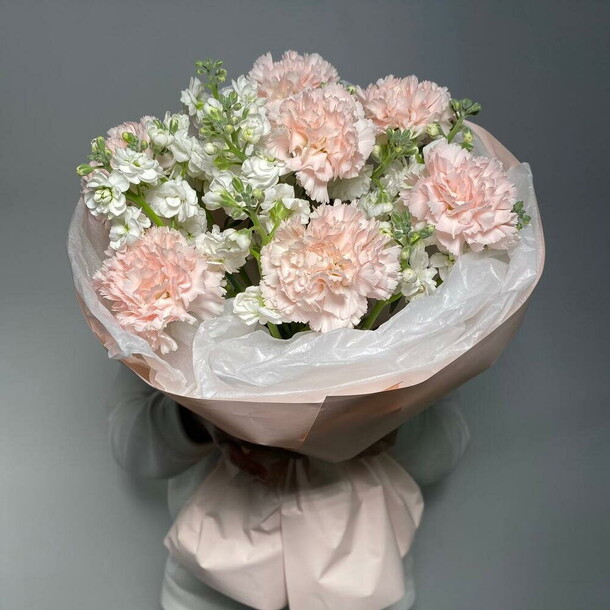 Букет из гвоздики и маттиолы, артикул F1503115 - 3967 рублей, доставка по городу. Flawery - доставка цветов