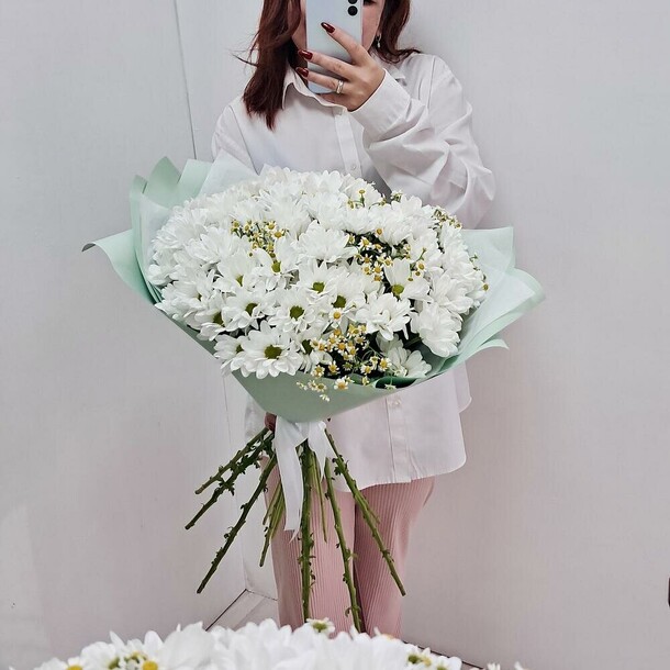 Кустовая хризантема с ромашкой, артикул F1507577 - 8828 рублей, доставка по городу. Flawery - доставка цветов