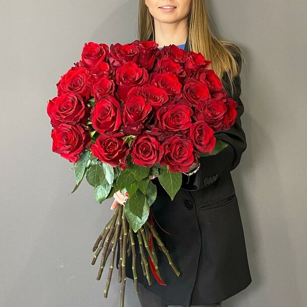Монобукет 25 красных роз премиум эксплорер, артикул F1507579 - 10910 рублей, доставка по городу. Flawery - доставка цветов