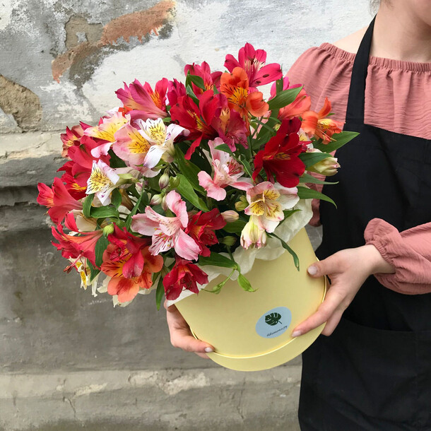 Композиция из альстромерии, артикул F1188775 - 3600 рублей, доставка по городу. Flawery - доставка цветов