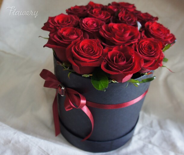 Розы в шляпной коробке, артикул F37277 - 2900 рублей, доставка по городу. Flawery - доставка цветов