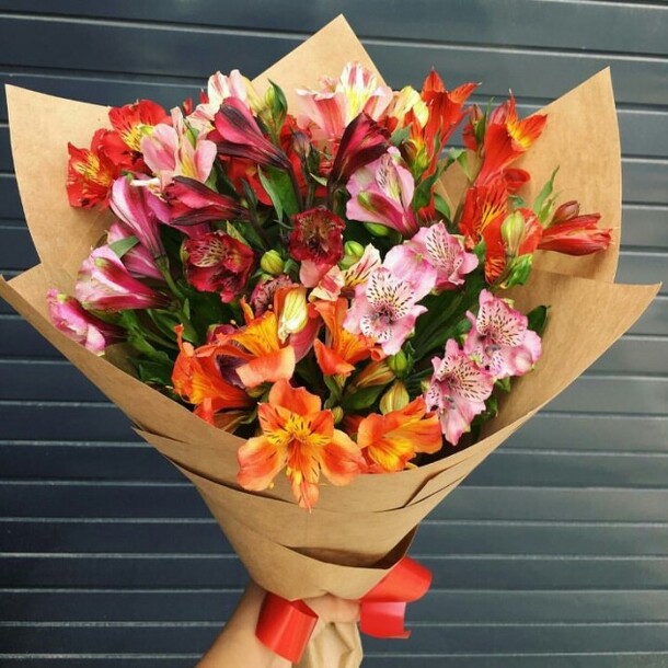 7 альстромерий, артикул F38014 - 1750 рублей, доставка по городу. Flawery - доставка цветов