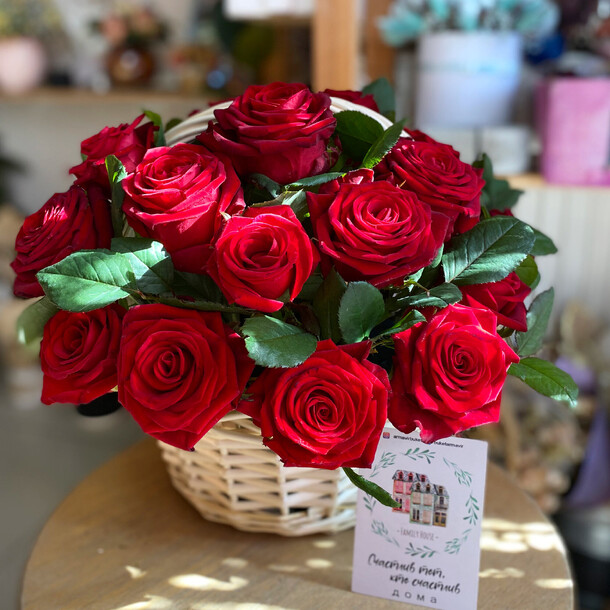 25 роз в корзине, артикул F86894 - 7650 рублей, доставка по городу. Flawery - доставка цветов