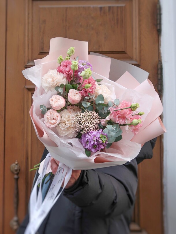 Нежный букет "цветочный микс", артикул F1342517 - 8600 рублей, доставка по городу. Flawery - доставка цветов