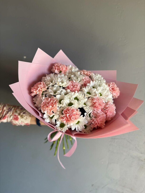 Букет хризантем с розовыми диантусами, артикул F1453341 - 6500 рублей, доставка по городу. Flawery - доставка цветов