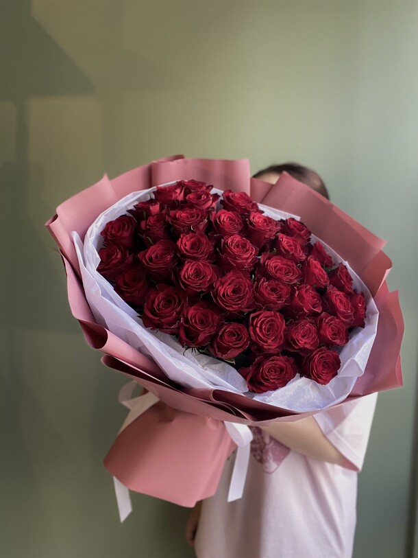 35 кенийских роз в оформлении, артикул F1307989 - 10305 рублей, доставка по городу. Flawery - доставка цветов