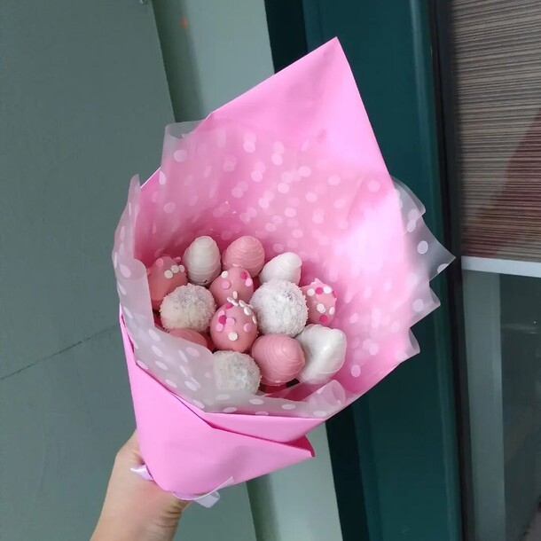 Клубничный комплимент из клубники в шоколаде в розовой упаковке, артикул F1320641 - 2900 рублей, доставка по городу. Flawery - доставка цветов