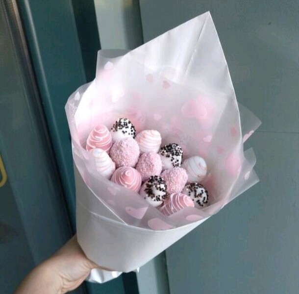 Клубничный комплимент из клубники в шоколаде в розовой упаковке, артикул F1383258 - 3000 рублей, доставка по городу. Flawery - доставка цветов