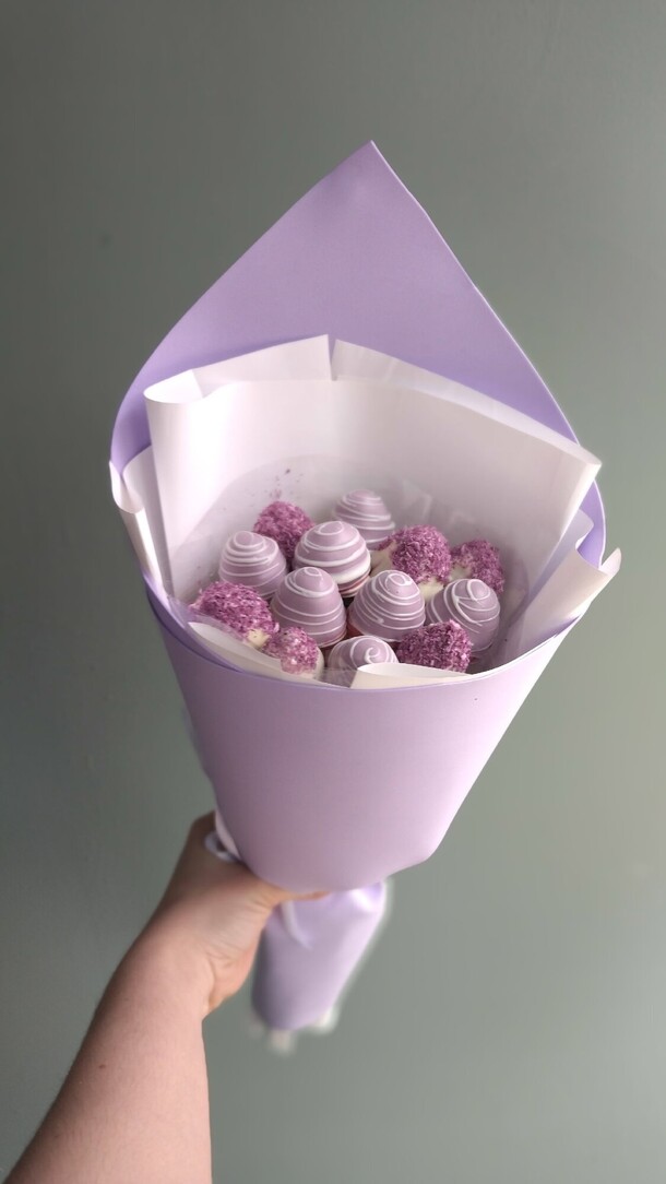 Акция!комплимент из клубники в шоколаде в сиреневом букете, артикул F1383289 - 3000 рублей, доставка по городу. Flawery - доставка цветов