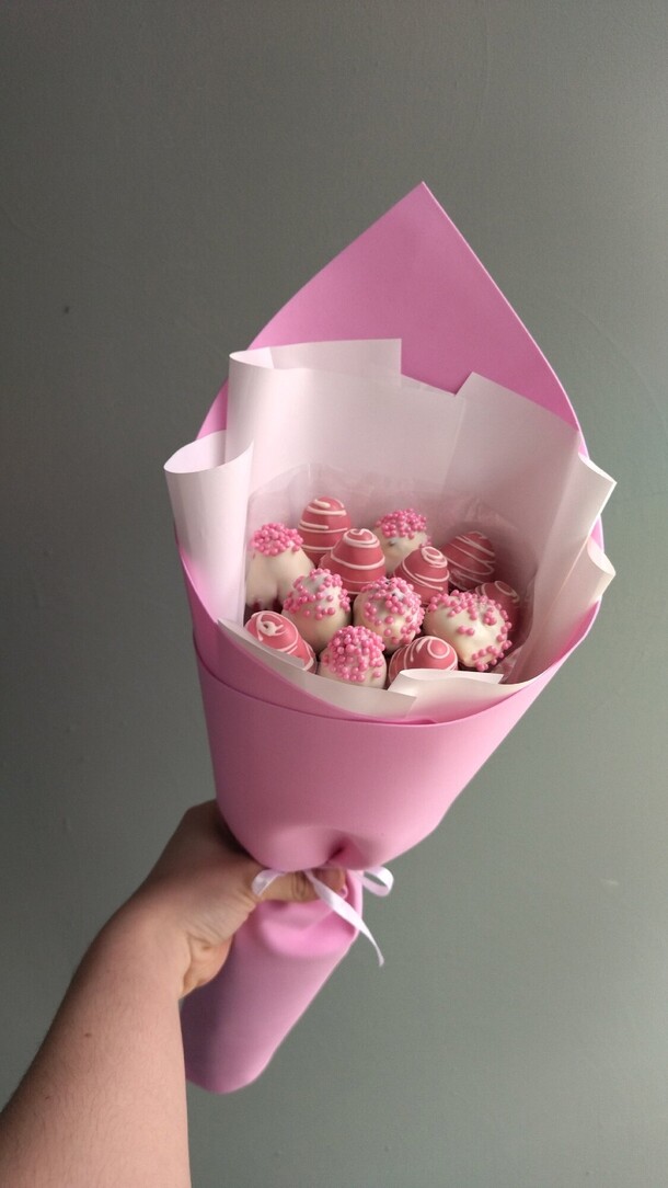 Акция!на букет из клубники в шоколаде в розовом цвете для любимой, артикул F1383293 - 3000 рублей, доставка по городу. Flawery - доставка цветов