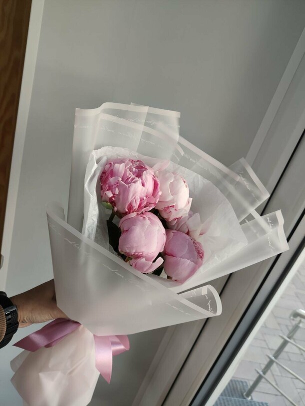 5 пионов, артикул F1281481 - 7750 рублей, доставка по городу. Flawery - доставка цветов