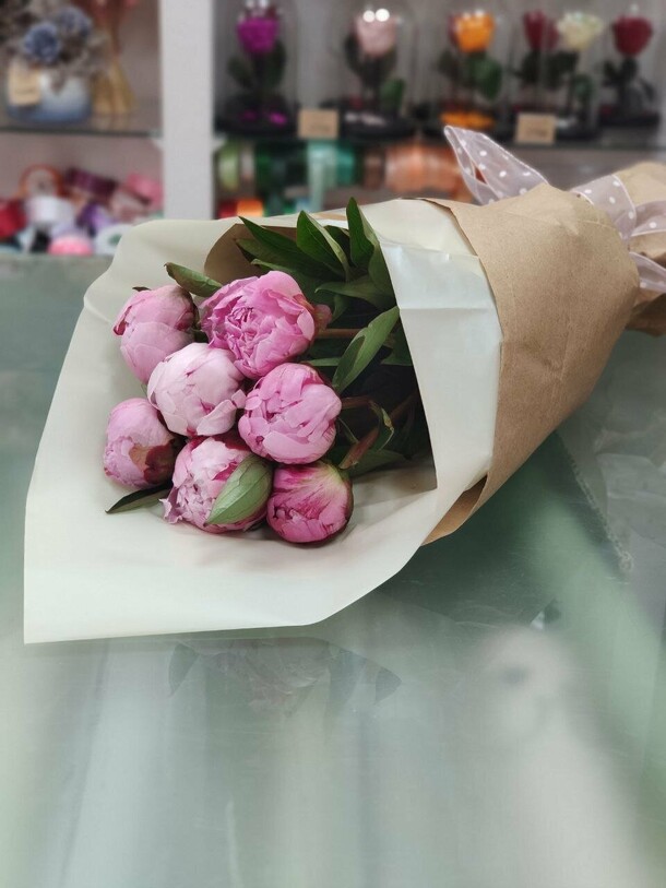 7 пионов, артикул F1281482 - 10500 рублей, доставка по городу. Flawery - доставка цветов