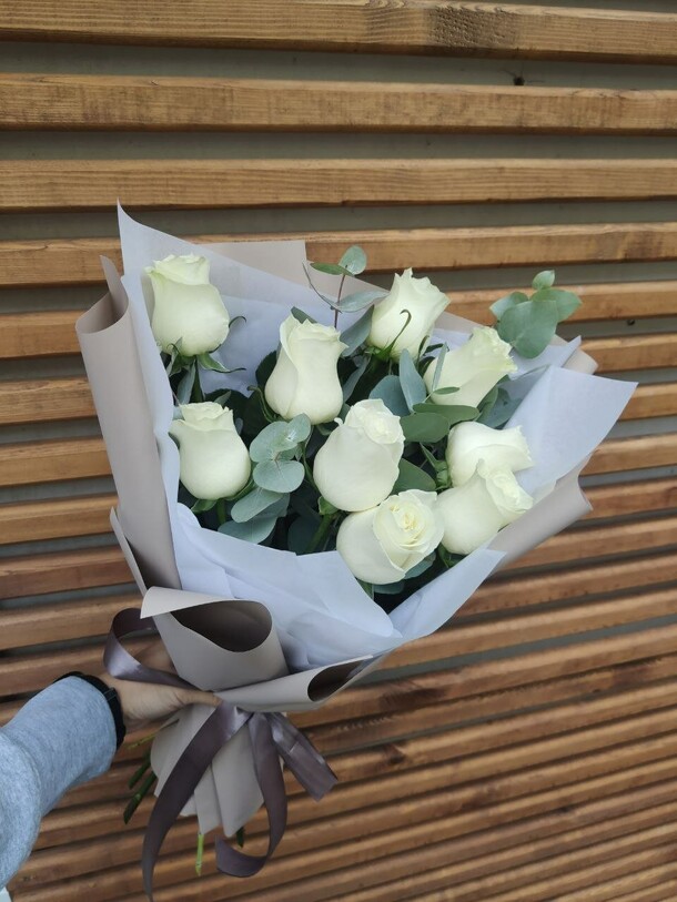 Букет 9 белых роз с эвкалиптом, артикул F1310123 - 5370 рублей, доставка по городу. Flawery - доставка цветов