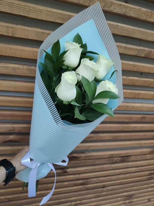 Букет 5 белых роз, артикул F1310127 - 3150 рублей, доставка по городу. Flawery - доставка цветов