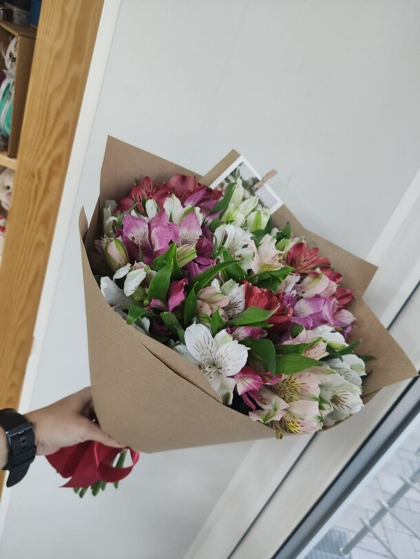 Альстромерии микс, артикул F1346059 - 5750 рублей, доставка по городу. Flawery - доставка цветов