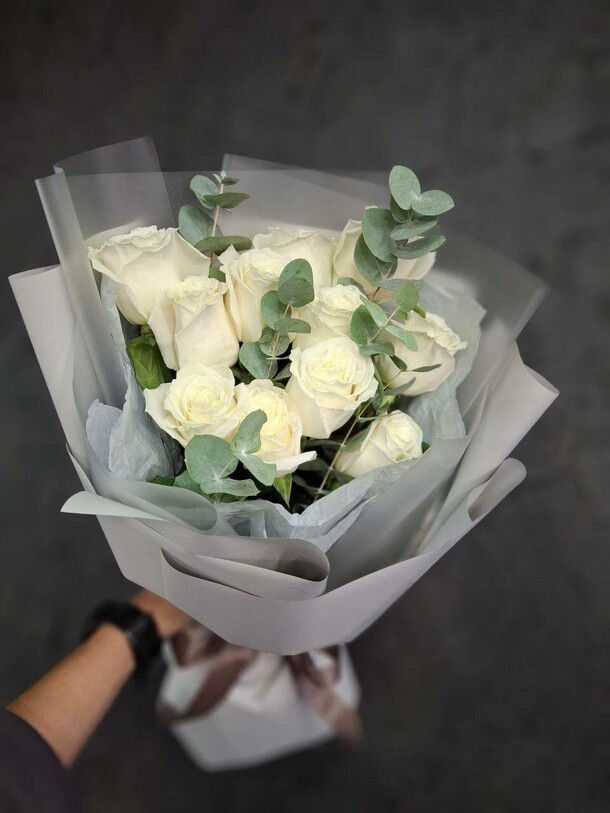 11 белых роз с эвкалиптом, артикул F1486777 - 6290 рублей, доставка по городу. Flawery - доставка цветов