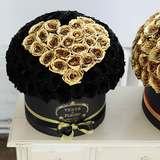 Черный шар с золотым сердцем, артикул F1131088 - 23590 рублей, доставка по городу. Flawery - доставка цветов